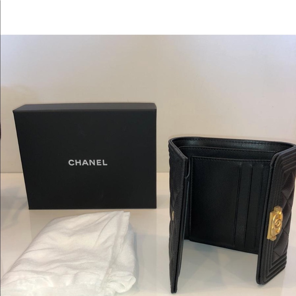 Chanel black with gold hardware wallet - Picture 5 of 8